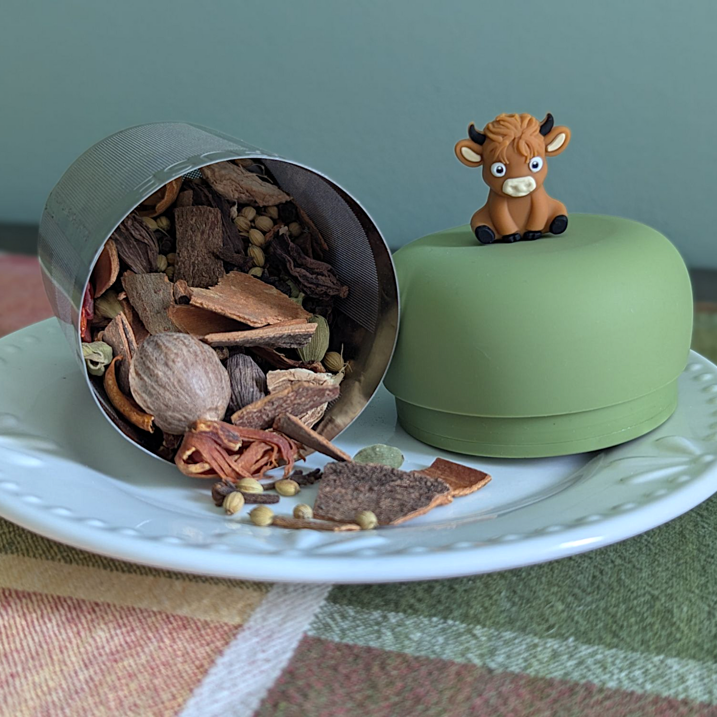 Baby Highland Cow | Large Floating Tea Infuser | Green Base
