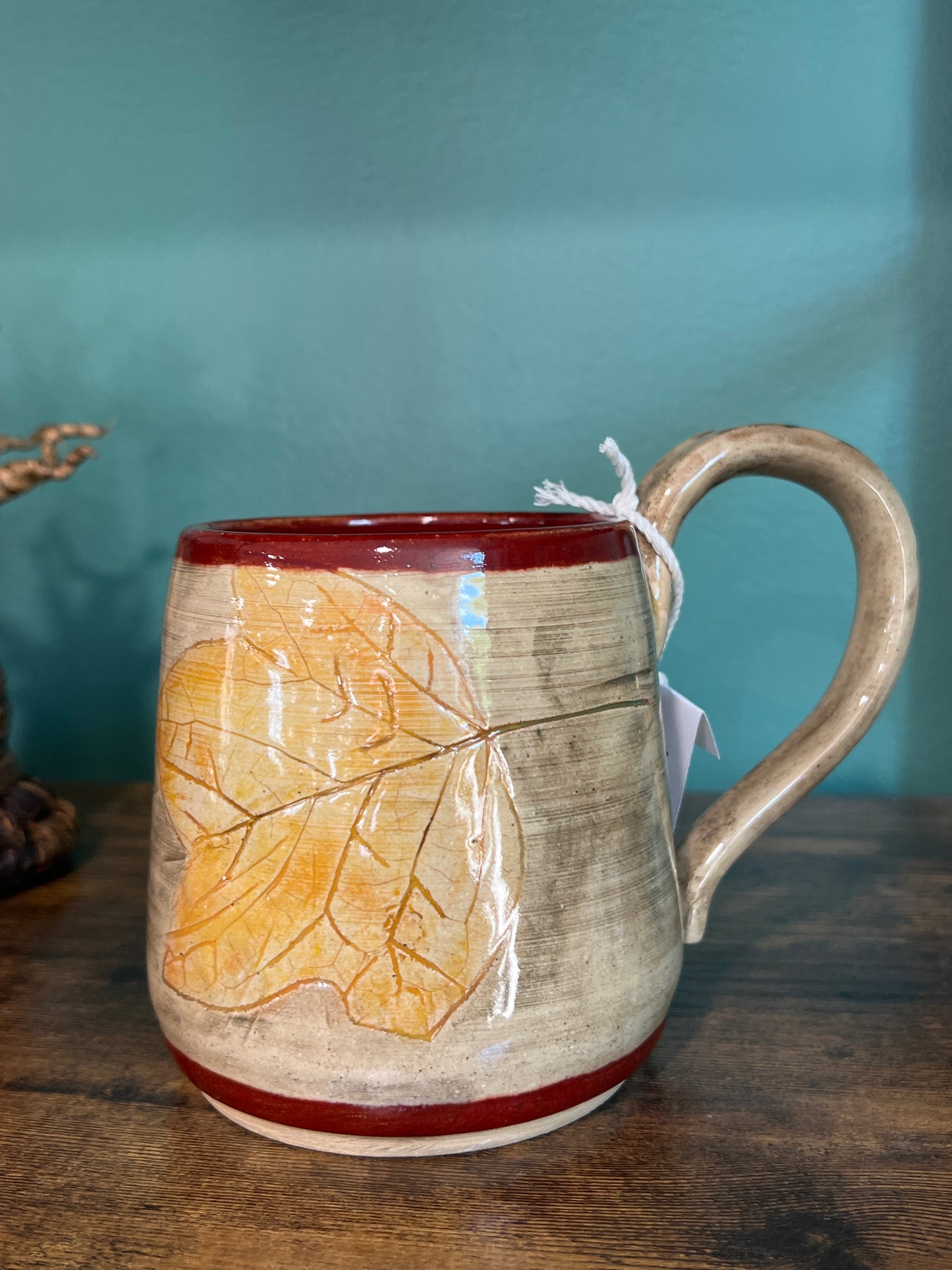 V-01 Mug Leaf Tan Red trim large