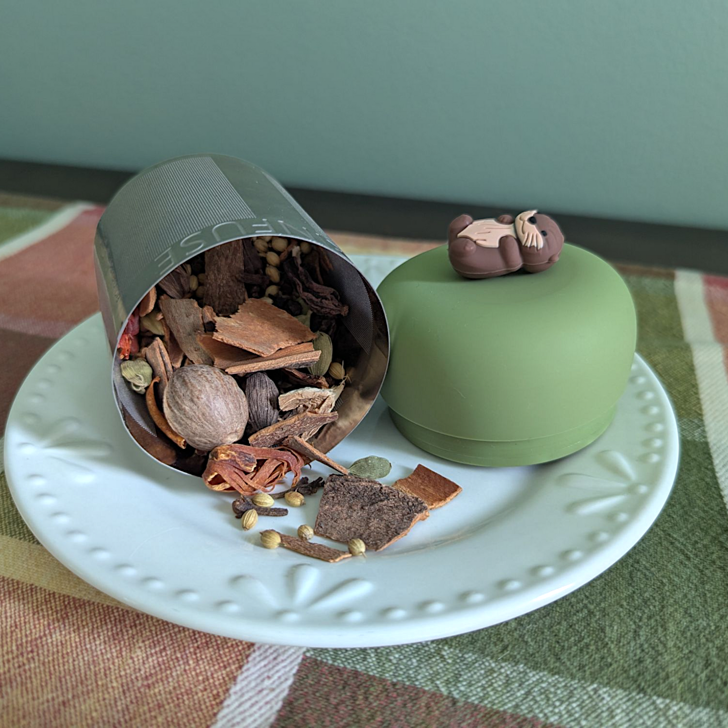 Otter | Large Floating Tea Infuser | Green Base |Brown Otter